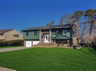 17 Sherry Ln, Hauppauge, NY 11788