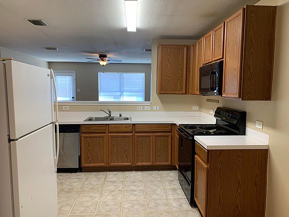 3rd image of 1400 Queens Brook Ln