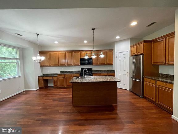 5th image of 535 Country Club Dr