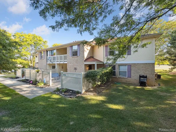 61011 Greenwood Dr, South Lyon, MI 48178