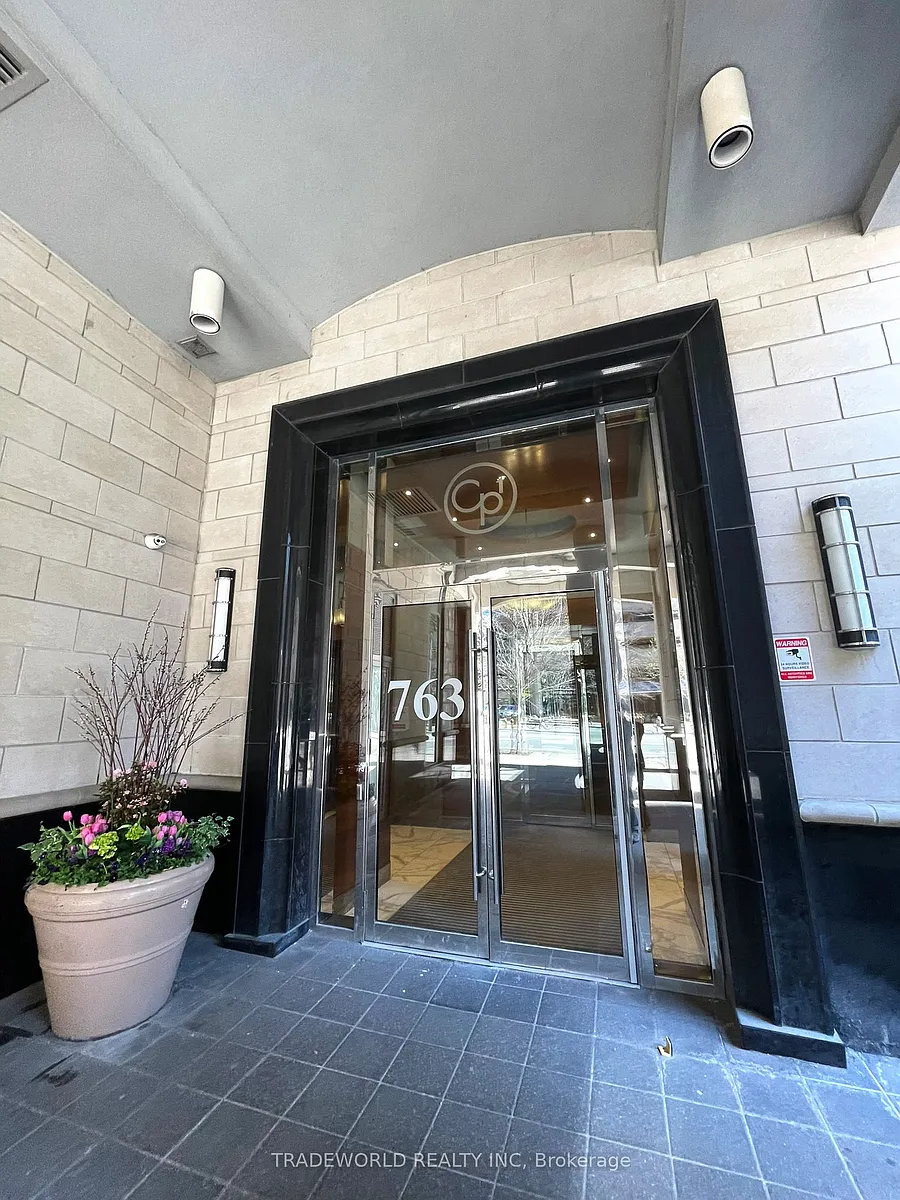 Building Photo - 763 Bay St #909