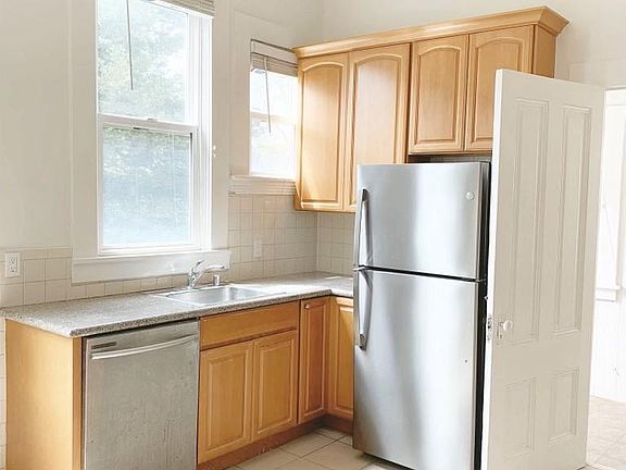 4th image of 211 Carl St