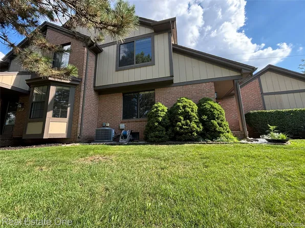 66 Meadow Wood Dr, Rochester, MI 48307