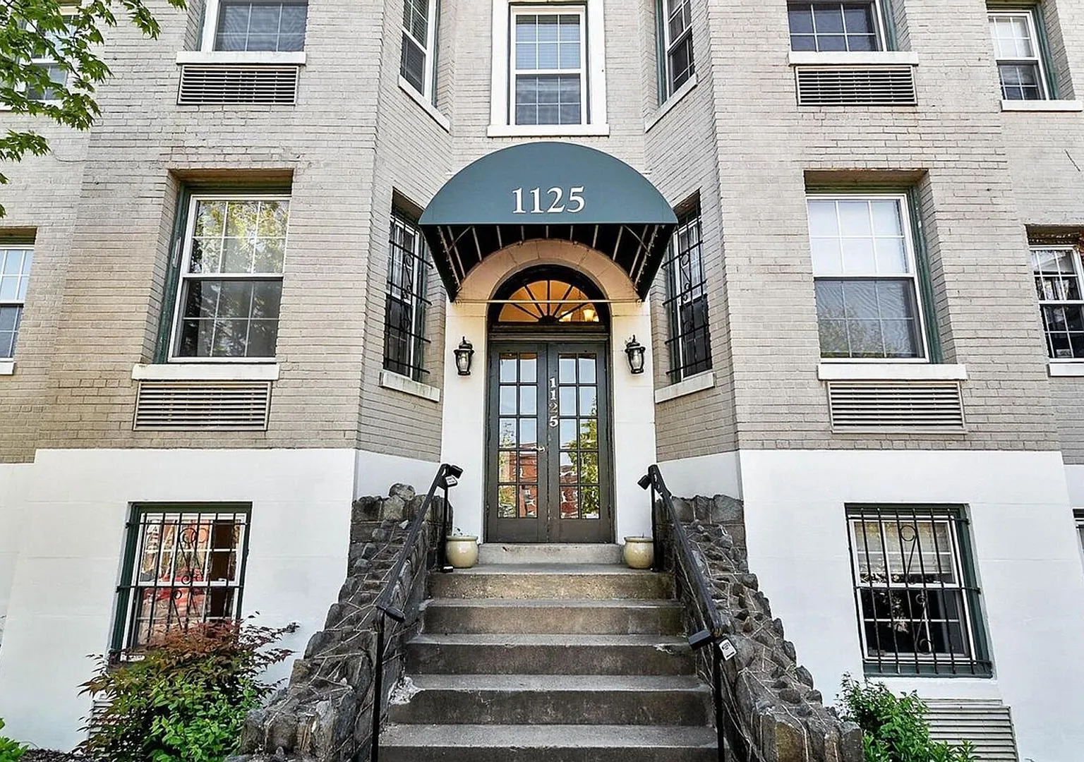 Chic One Bedroom Off H Street! — Photo 4