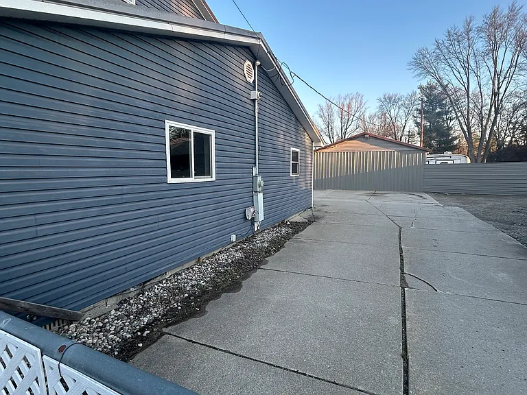 29000 W Nine Mile Rd — Photo 3