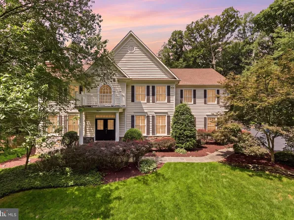 9704 Mill Run Dr, Great Falls, VA 22066