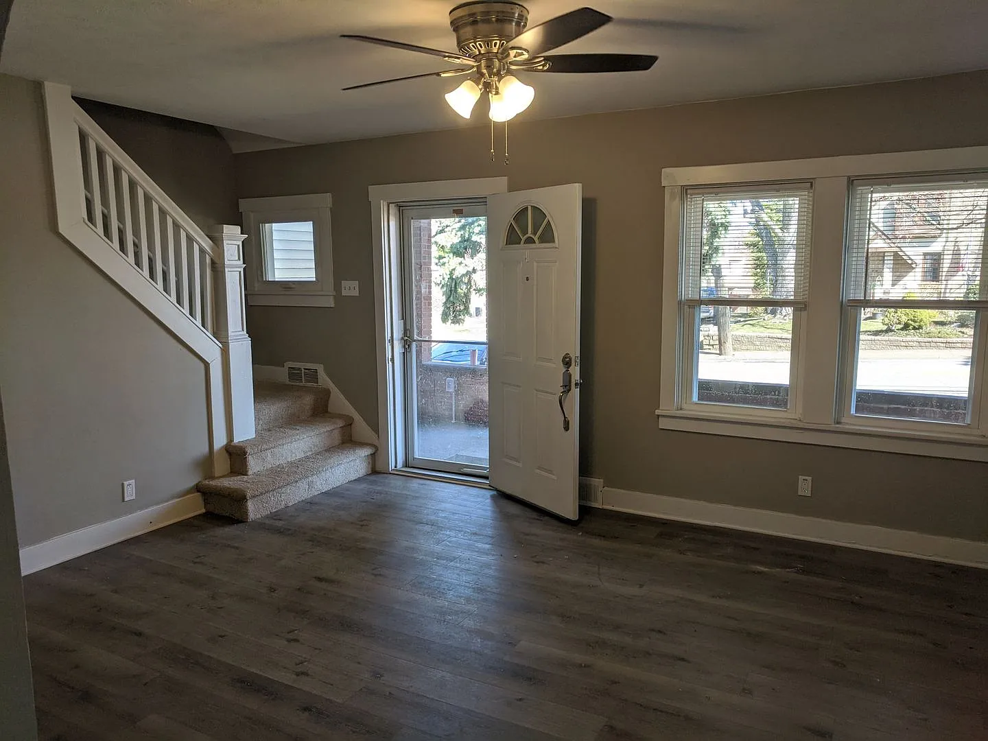 Fully Renovated 3 Bed, 2 Bath House For Rent In Brentwood Move In 11/1 /2026 — Photo 4