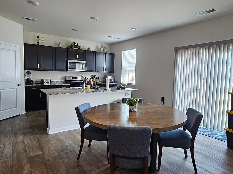 124 Clerkenwell Dr — Photo 4