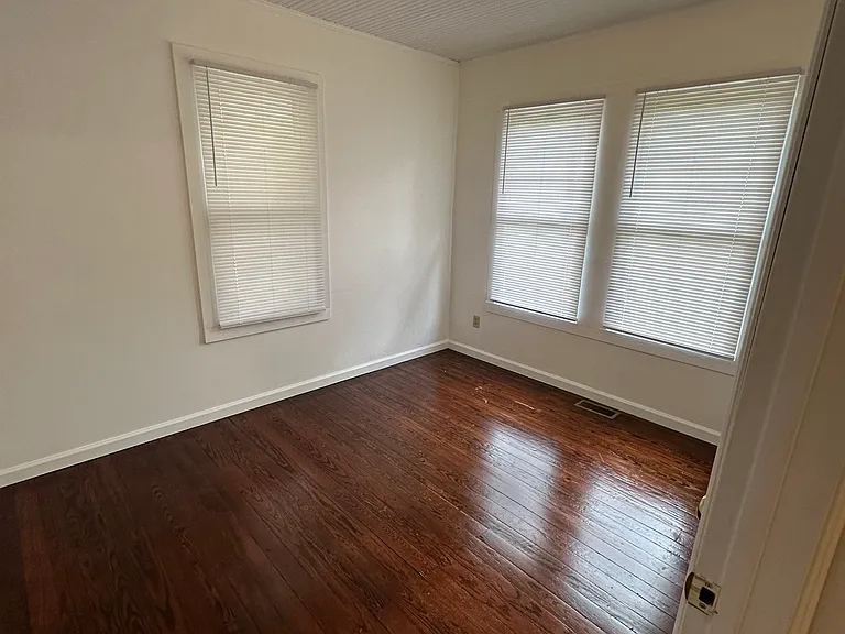 212 Eisenhower Dr — Photo 5