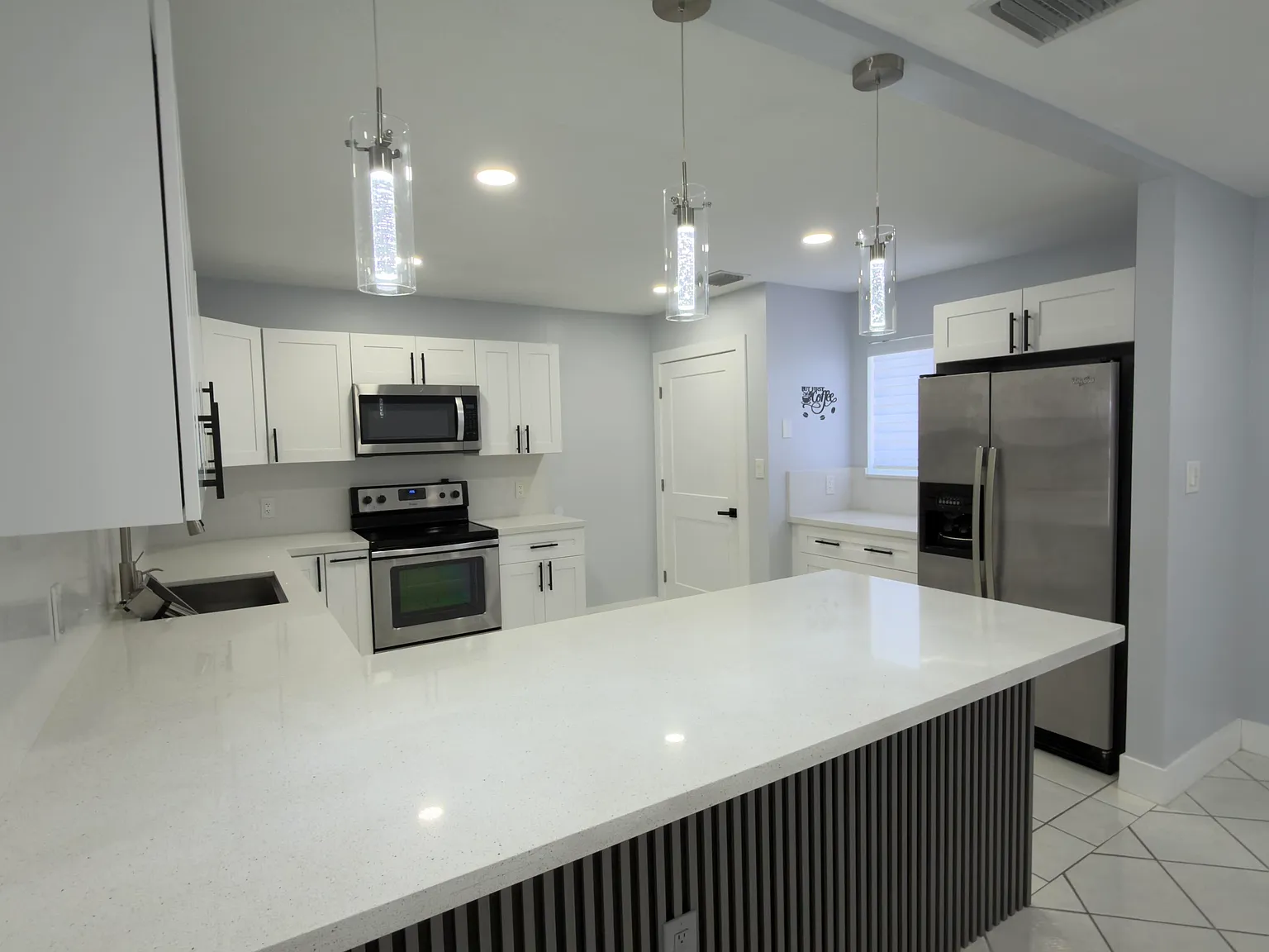 4 bed, 2.0 bath, 2141 sqft, $3,395 — Photo 4