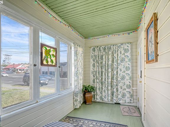 4th image of 335 SW Court Ave