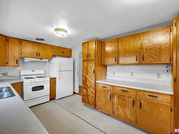 8th image of 239 N Elmwood Rd