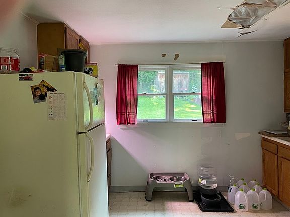 3rd image of 608 Winston Dr