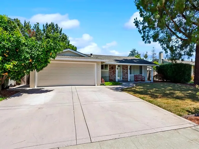 6175 Oneida Dr — Photo 1