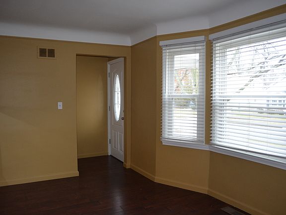 5th image of 284 Pioneer Dr