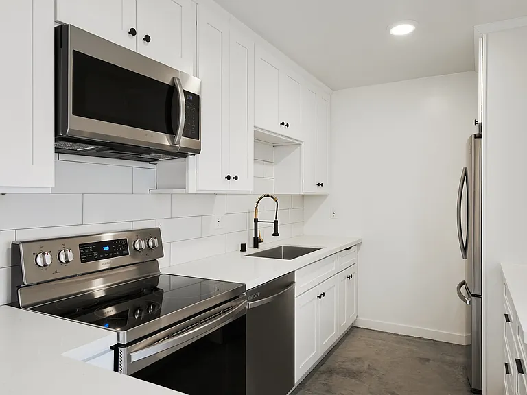 305 San Vicente — Photo 4