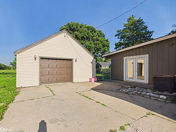 3rd image of 2406 N Court St