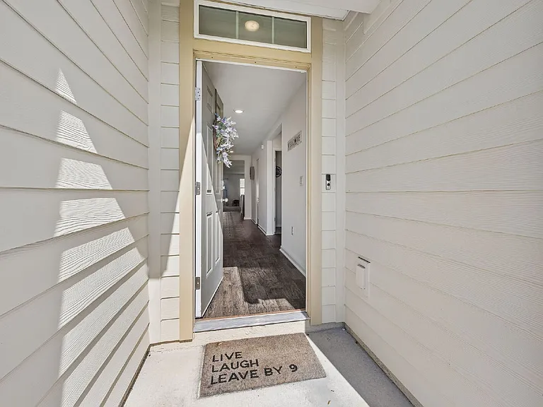 2100 Denton Trce — Photo 4