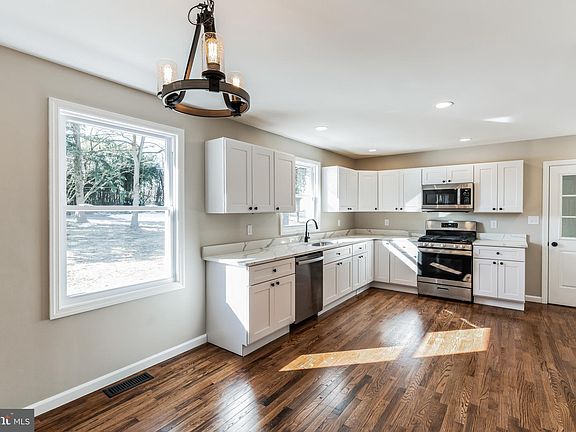 4th image of 710 Sportsman Ln