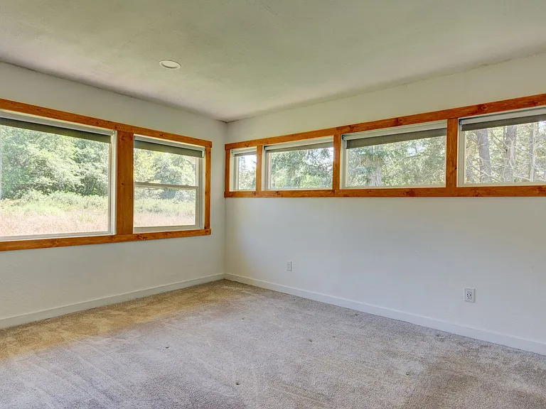 1736 W Beach Rd — Photo 16