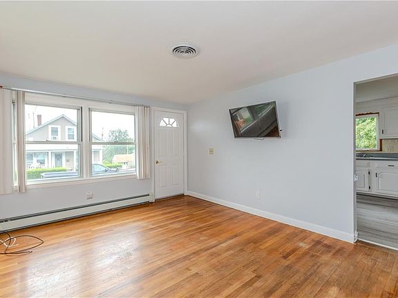 4th image of 39 Irving St