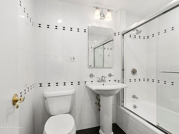 4th image of 250 E 65th St APT 6A