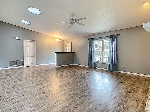 3rd image of 825 Mockingbird Dr