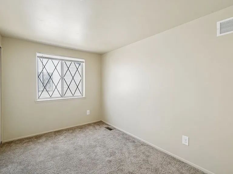 Creekside Apartments — Photo 28
