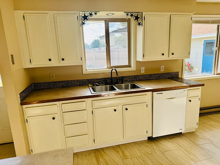 340 SW Deer St — Photo 5