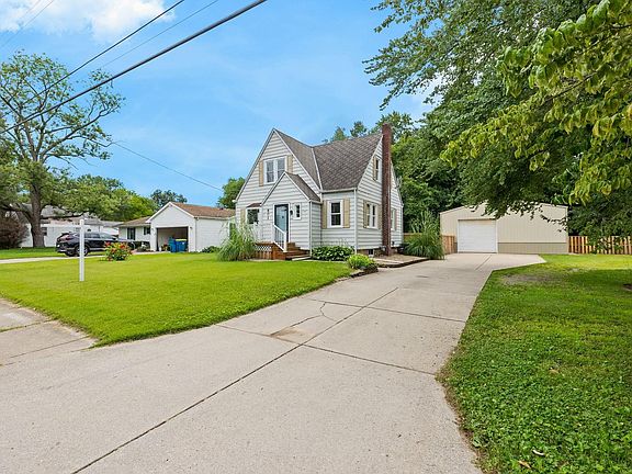 2nd image of 801 W Berry Ave