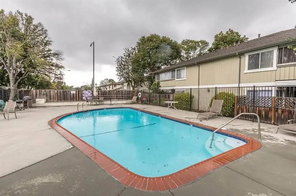 1050 Delna Manor Ln