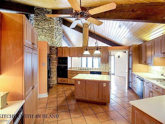 KITCHEN WITH AN ISLAND