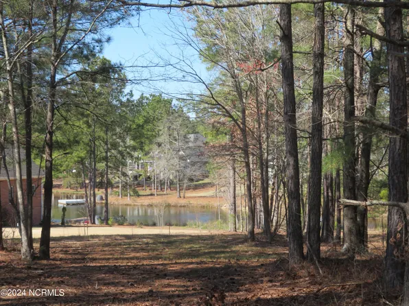 172 Trailcrest Dr, West End, NC 27376