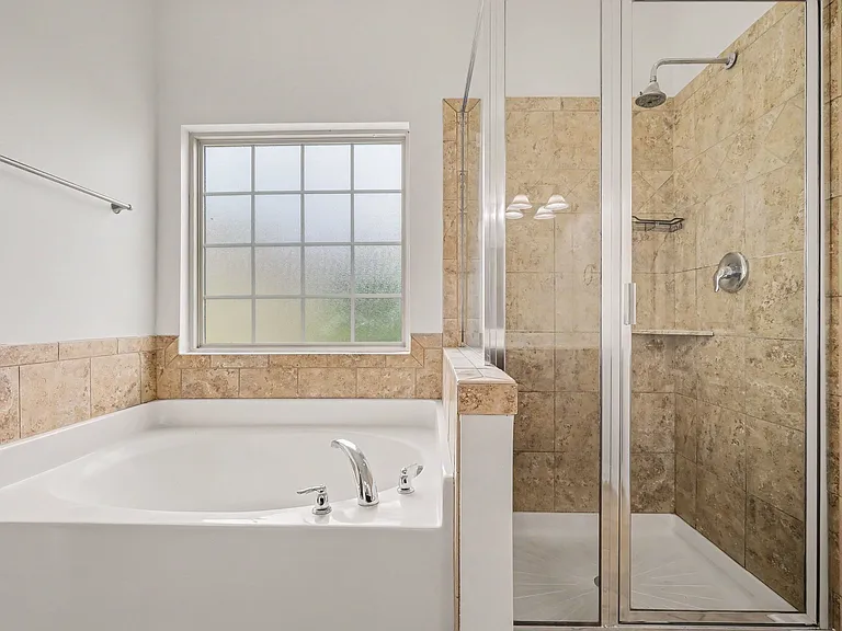 1046 Hemlock Dr — Photo 23
