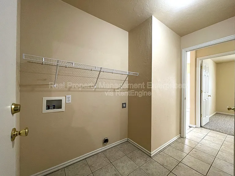 1915 Leeds Ln — Photo 8