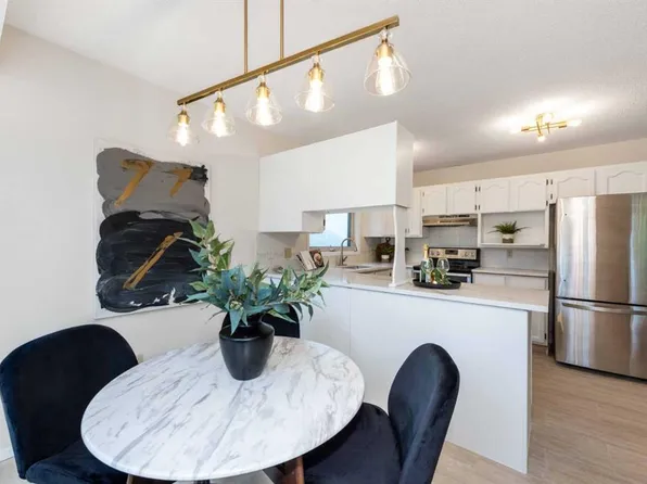 47 SE Hawkstone Dr NW, Calgary, AB T3G 2X3