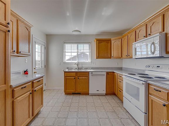 5th image of 1865 Black Oak Dr