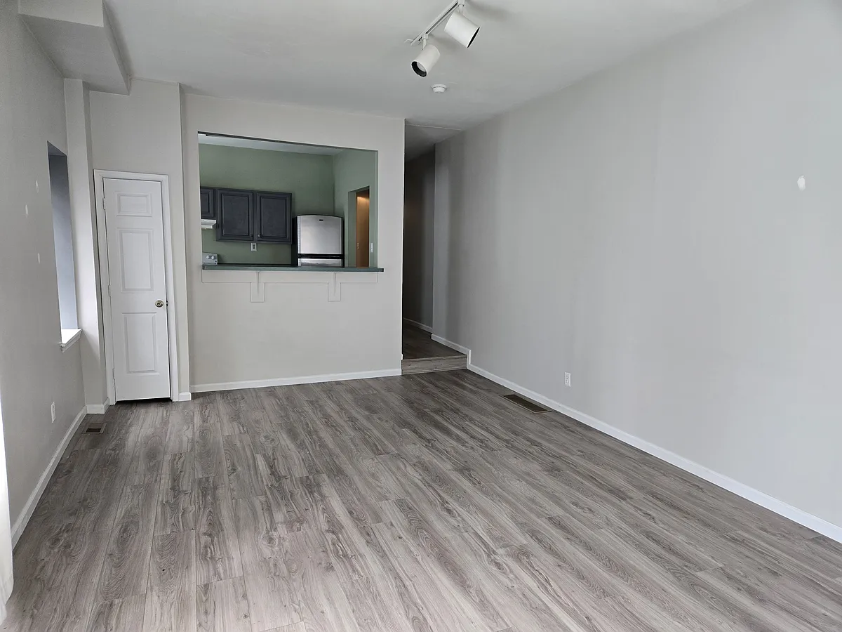Building Photo - 253 E 6th Ave #1