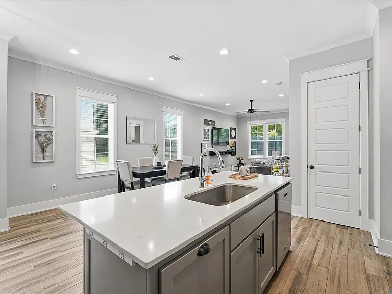 305 Saint Thomas Ln — Photo 8