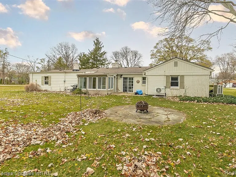 16219 Elizabeth St — Photo 24