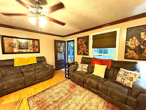 3 bed, 1053 sqft, $5,000 — Photo 2
