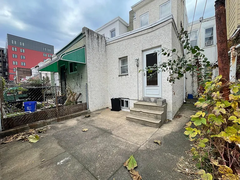 2444 E Huntingdon St — Photo 15