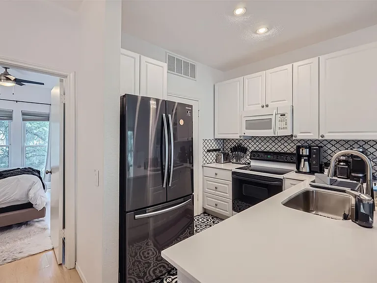802 S 1st St #215 — Photo 3
