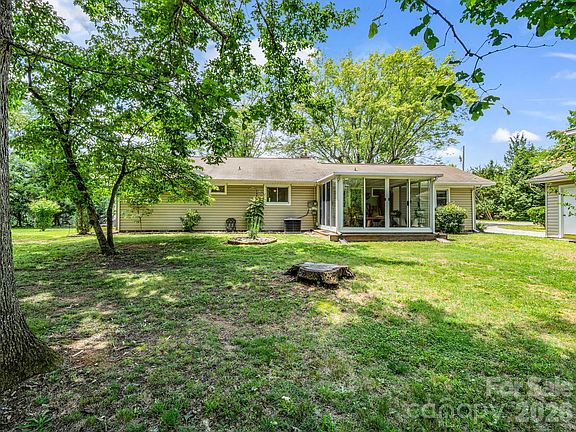 2nd image of 10 Deer Run Ln