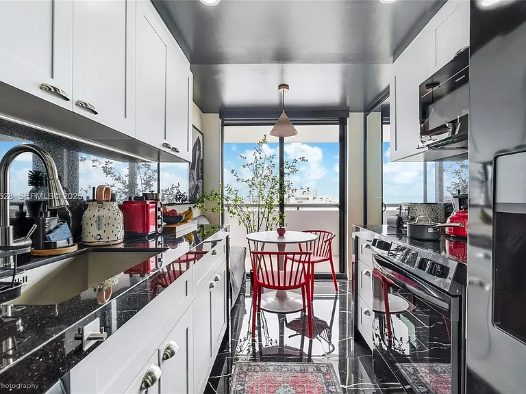2555 Collins Ave #Penthouse 114 — Photo 6