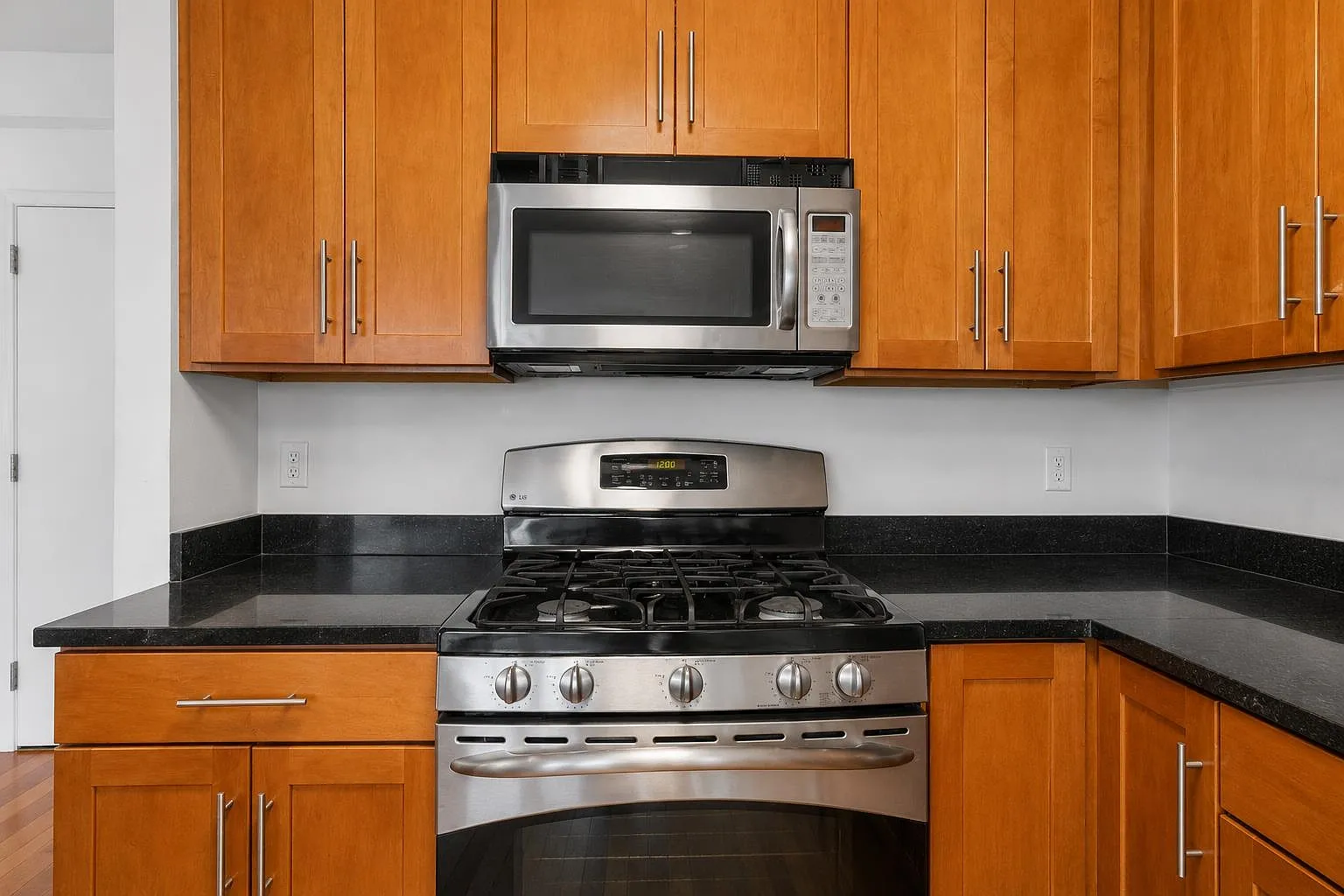 1 bed, 1.0 bath, 715 sqft, $3,800 — Photo 3