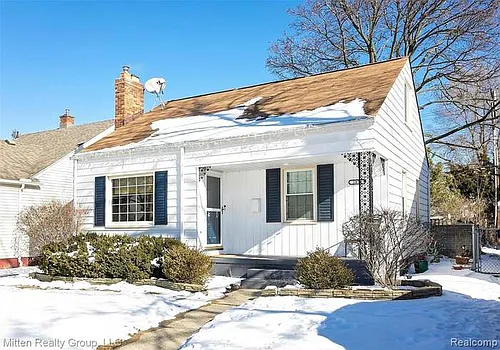 1876 Hyland St Photo 1