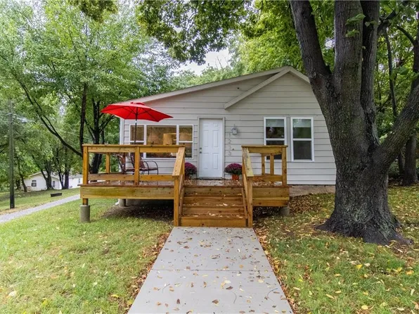 1213 N 8th St, Atchison, KS 66002