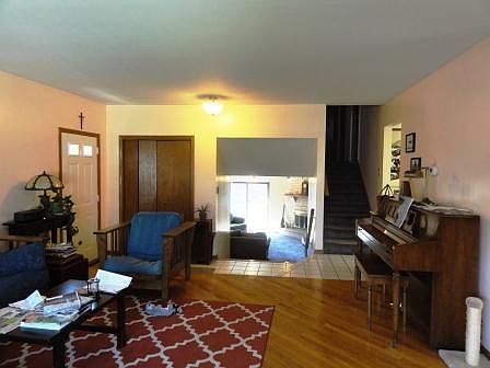 4th image of 929 Oxford Ln