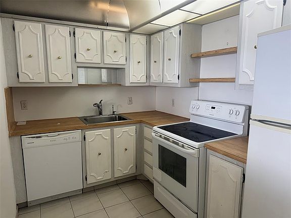 5th image of 2851 NE 183rd St APT 2004